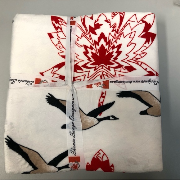 NEW Canadiana Minky Throw. Canada Goose - Picture 2 of 12